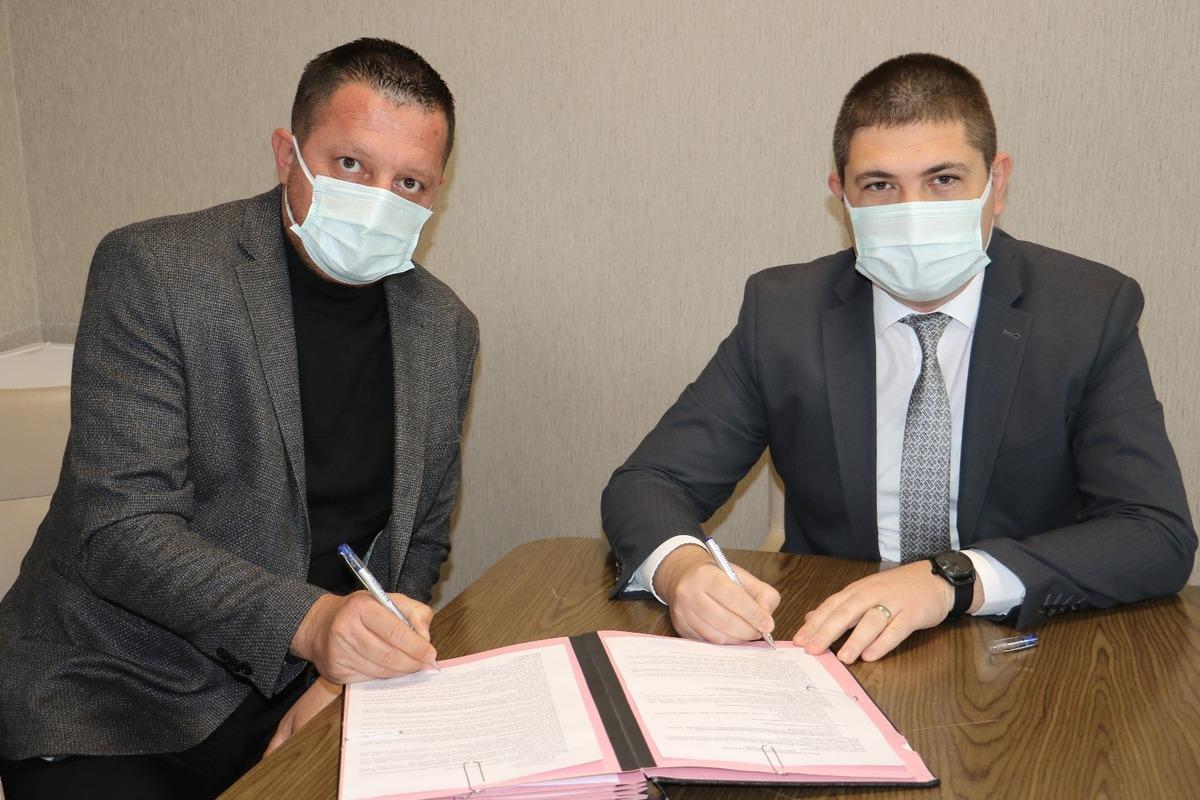 Depremde hasar g&ouml;rd&uuml;ğ&uuml; i&ccedil;in yıkılan cami i&ccedil;in &ccedil;alışmalar başlıyor