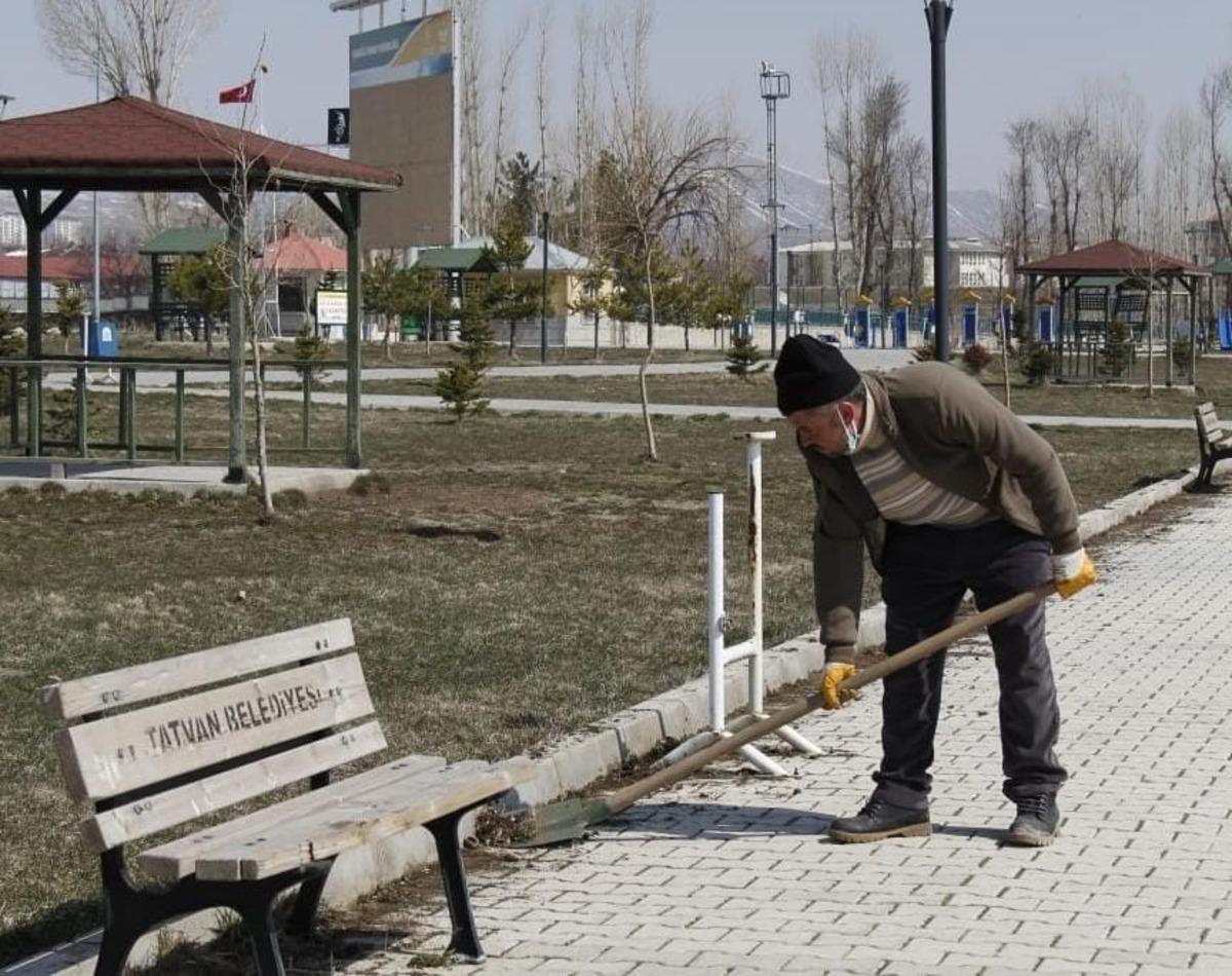 Tatvan&rsquo;daki park ve bah&ccedil;elerde bahar temizliği