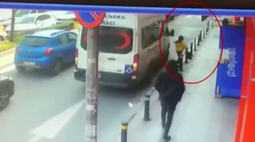 Bankaya g&ouml;t&uuml;receği 200 bin lirayı ayarladığı hırsıza &ccedil;aldırdı: O anlar kamerada