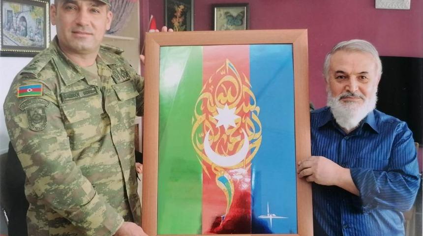 El emeği hat sanatlı tablosunu Azerbaycan ordusuna hediye etti