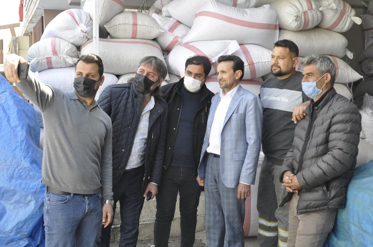 Muhtarın g&ouml;zleri Van kedisini andırıyor