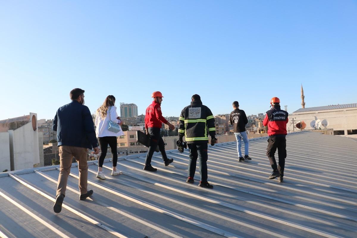 Ekipler mahsur kalan kediyi kurtarmak i&ccedil;in seferber oldu