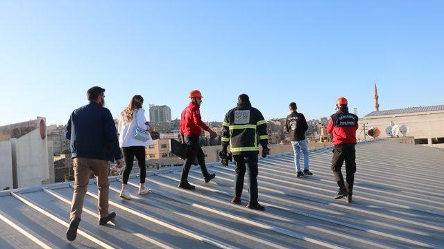 Ekipler mahsur kalan kediyi kurtarmak için seferber oldu