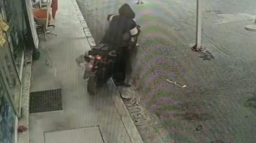 İzmir&rsquo;i canından bezdiren azılı hırsız tutuklandı