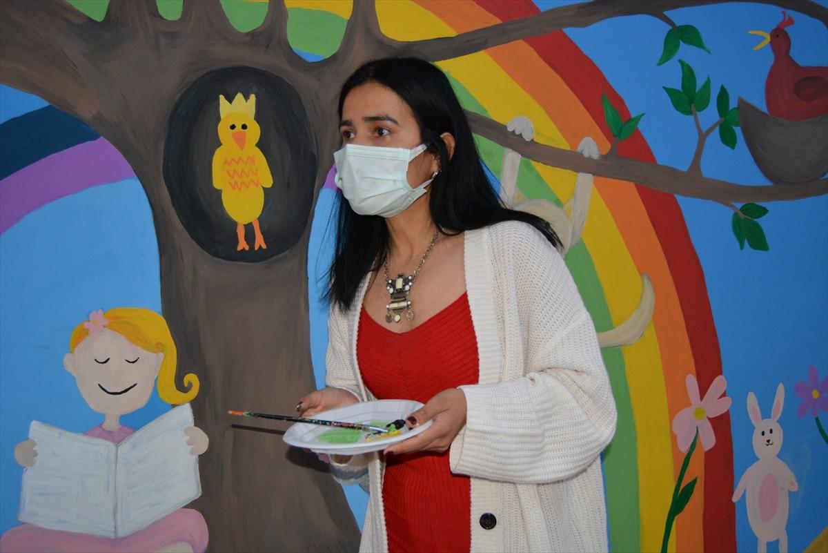 Suriyeli &ouml;ğrenciler savaşın acısını resim yaparak unutuyor