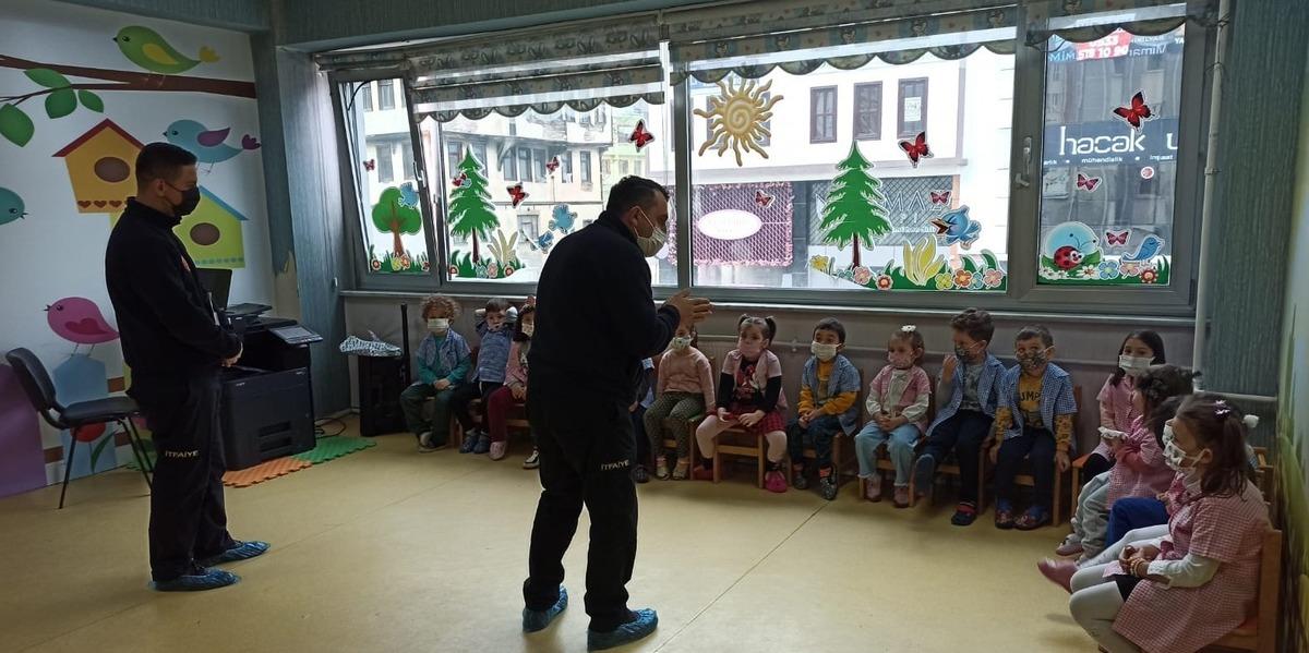 İtfaiye ekiplerinden &ccedil;ocuklara afet eğitimi