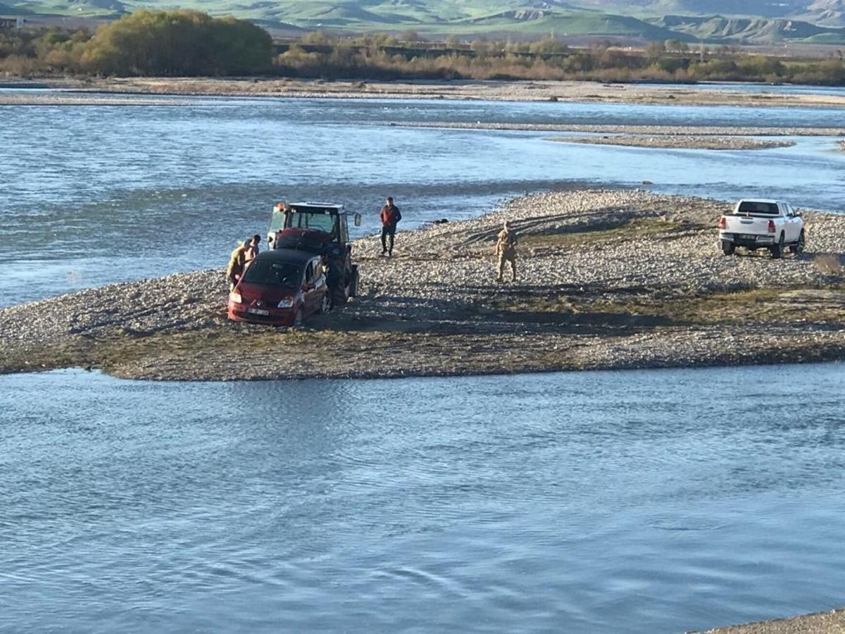 Baraj kapakları a&ccedil;ıldı, vatandaşlar suda mahsur kaldı