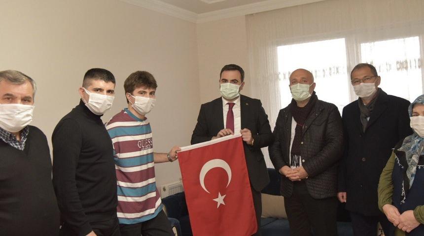 Mayına basarak yaralanan gaziye ge&ccedil;miş olsun ziyareti