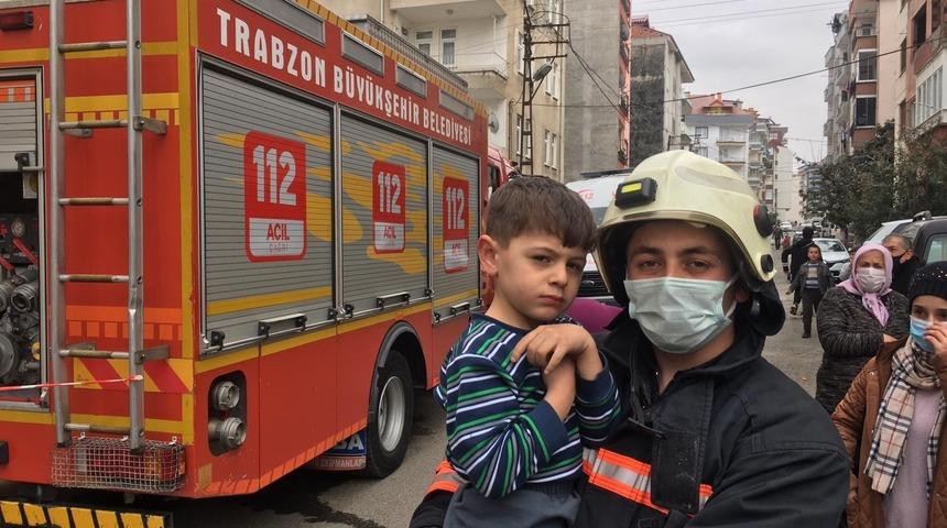 Trabzon’da çıkan yangında itfaiye ekipleri 3 çocuk ve 2 kadını son anda kurtardı