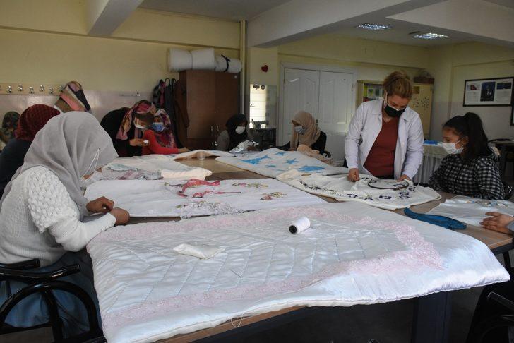 Ev hanımları sosyal tesislerde moral buluyor G1