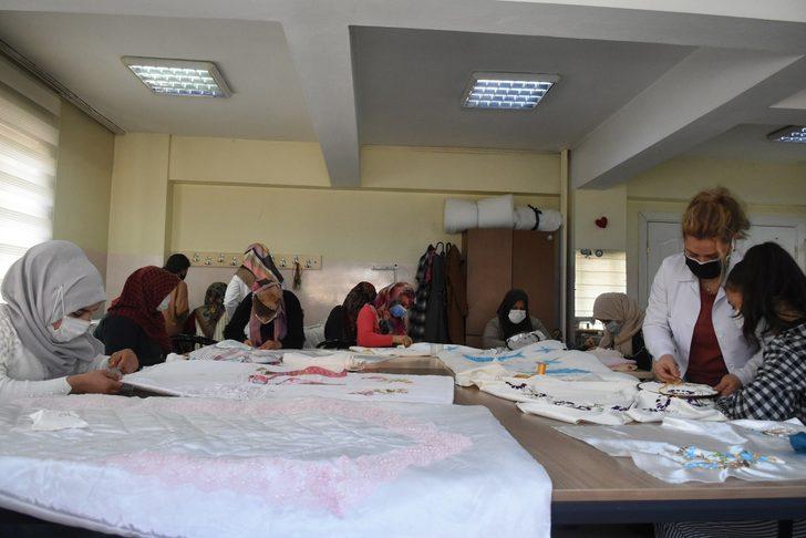 Ev hanımları sosyal tesislerde moral buluyor G3