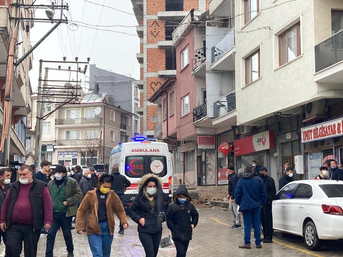 8 metre y&uuml;ksekte &ouml;rd&uuml;ğ&uuml; duvarla birlikte yere &ccedil;akıldı