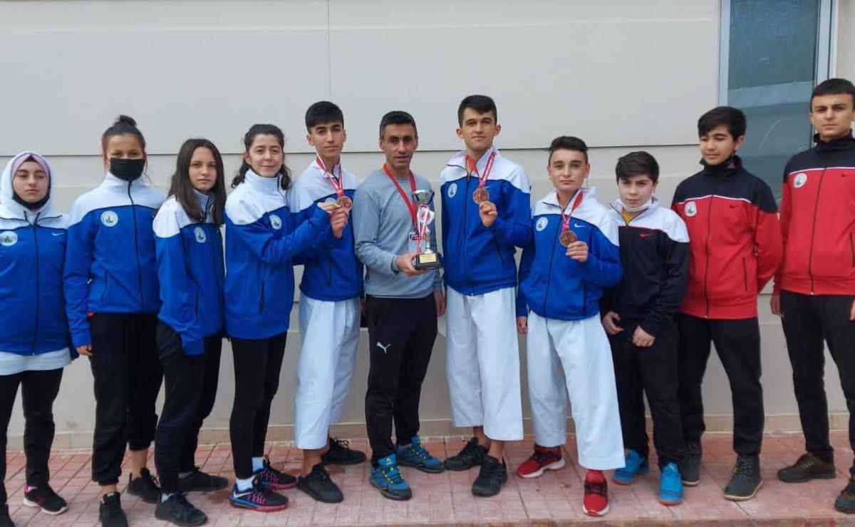 Sivas Belediyespor karate takımı T&uuml;rkiye 3.&rsquo;s&uuml; oldu