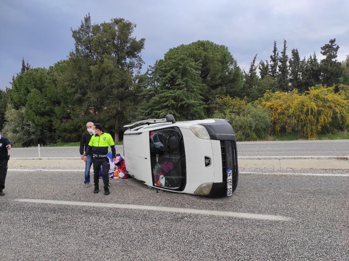 Kuşadası&rsquo;nda otomobil takla attı