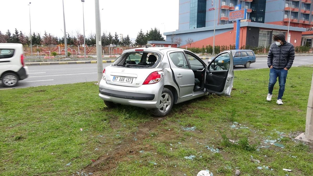 Otomobil ref&uuml;jdeki elektrik direğine &ccedil;arptı