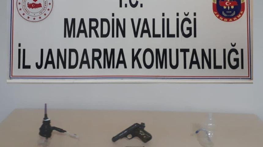 Mardin&rsquo;de ruhsatsız tabanca ve uyuşturucu ele ge&ccedil;irildi