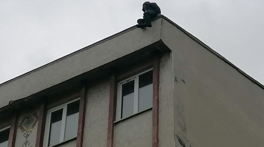 Yoldan ge&ccedil;en vatandaşın teklifi intihardan vazge&ccedil;irdi