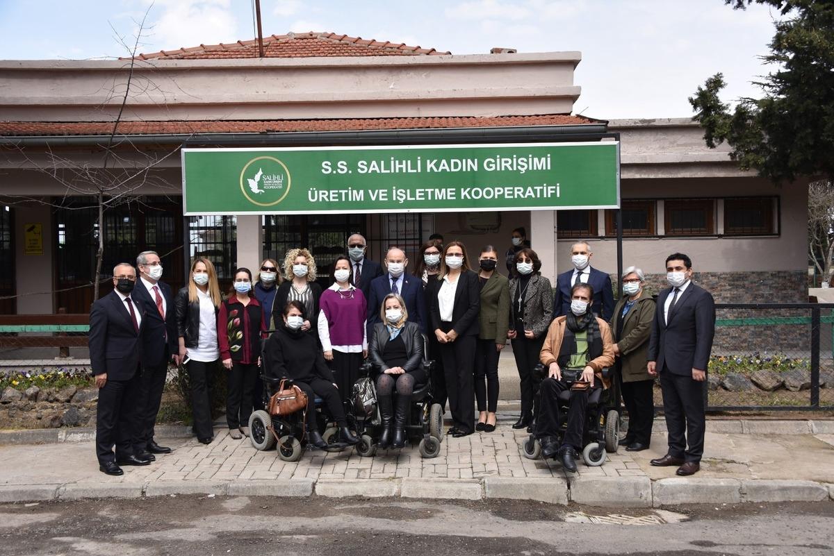 Vali Karadeniz, &uuml;reten kadınları ziyaret etti