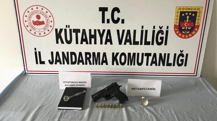 K&uuml;tahya&rsquo;da bir ara&ccedil;ta uyuşturucu ve ruhsatsız tabanca ele ge&ccedil;irildi