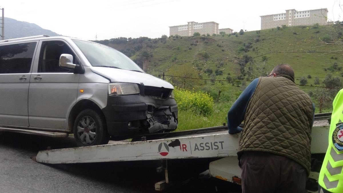 Efeler&rsquo;de 2 ara&ccedil; kafa kafaya &ccedil;arpıştı