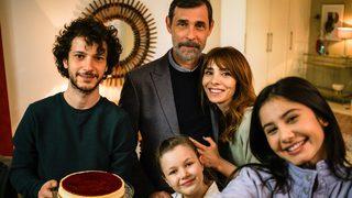 Kağıt Ev dizisinden ilk fotoğraflar geldi! İşte Erdal Beşikçioğlu ve Nur Fettahoğlu'nu buluşturan Kağıt Ev dizisinin konusu ve oyuncuları