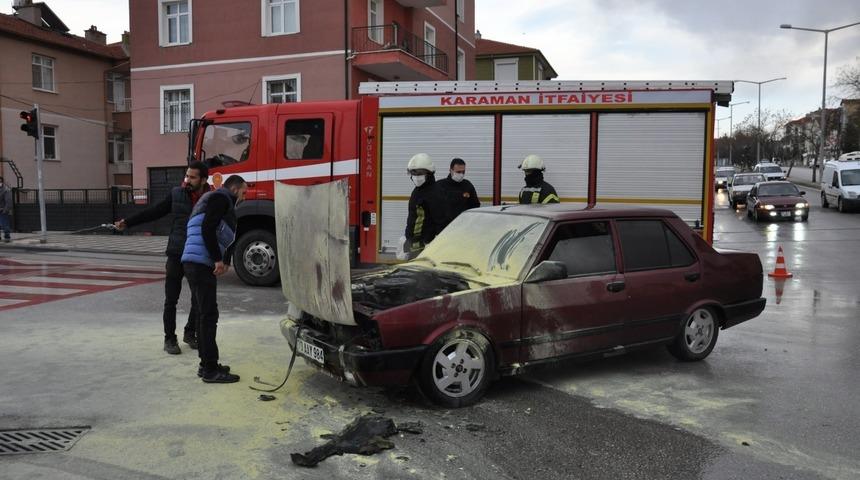 Karaman&rsquo;da seyir halindeki otomobil alev aldı