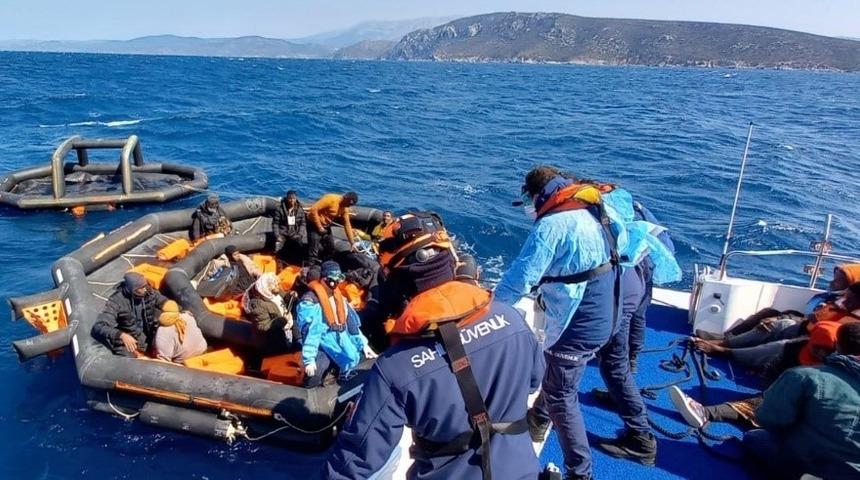 &Ccedil;eşme a&ccedil;ıklarında 37 d&uuml;zensiz g&ouml;&ccedil;men kurtarıldı