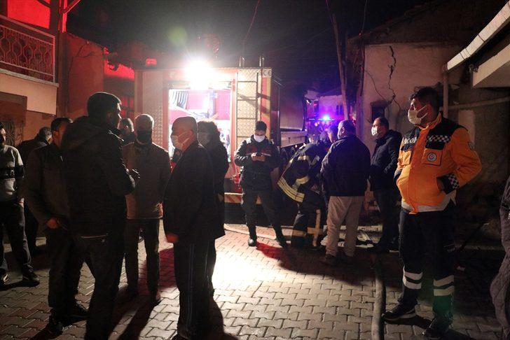 Manisa'da çıkan yangında 5 ev ile 2 otomobil kullanılmaz hale geldi G2