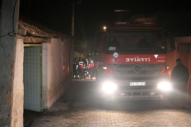 Manisa'da çıkan yangında 5 ev ile 2 otomobil kullanılmaz hale geldi G3