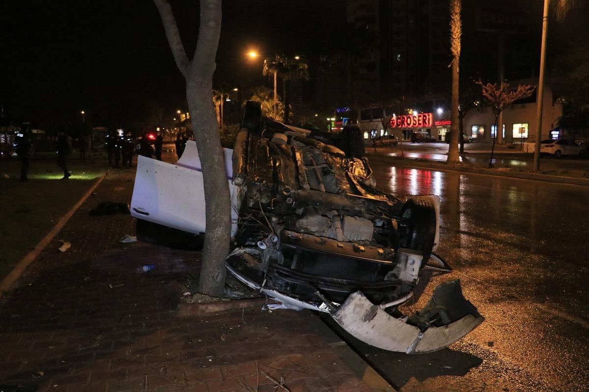 Adana&rsquo;da otomobil ağa&ccedil;lara &ccedil;arpıp takla attı: 4 yaralı