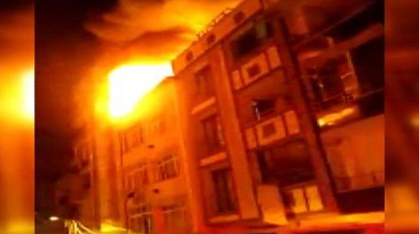 İstanbul'da korku dolu anlar! 3 katlı binanın çatısı alev alev yandı 