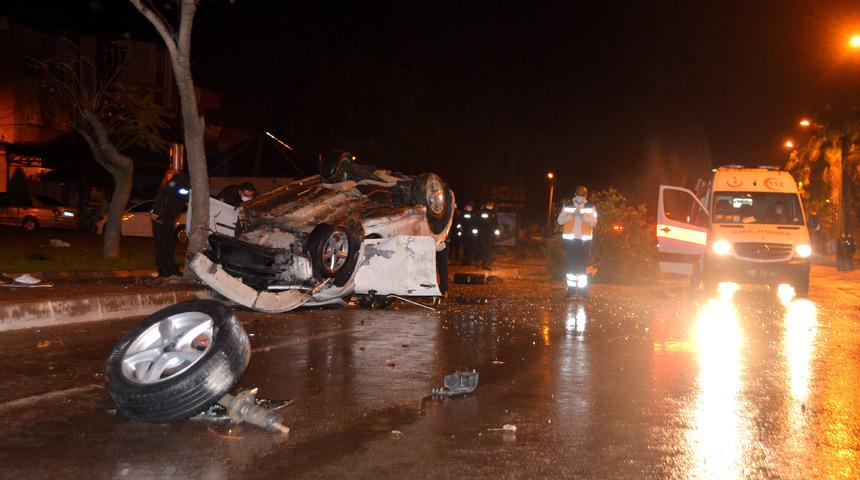 Adana'da feci kaza! Kontrolden çıkan otomobil, ağacı devirip takla attı: 4 yaralı