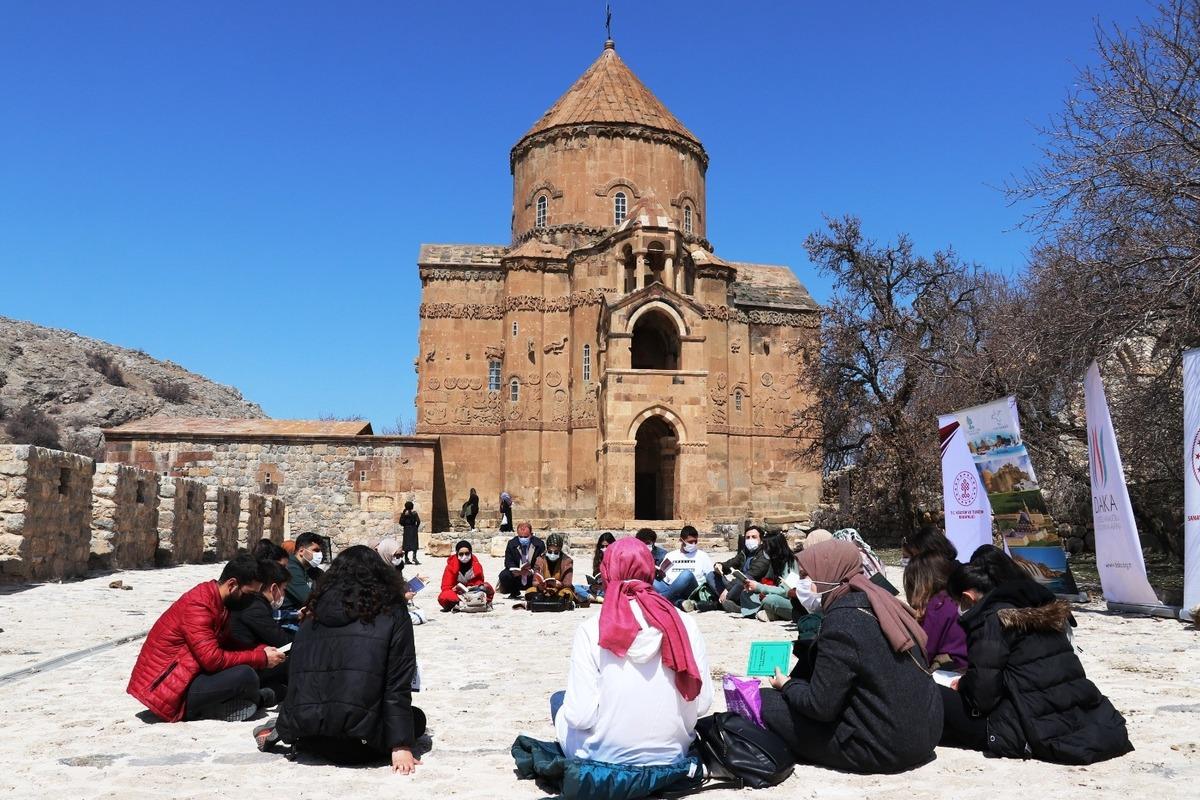 Akdamar Adası&rsquo;nda kitap okuma etkinliği