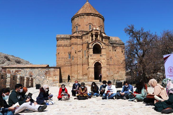 Akdamar Adası’nda kitap okuma etkinliği G2