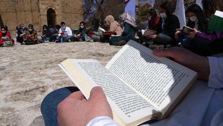 Akdamar Adası’nda kitap okuma etkinliği G3