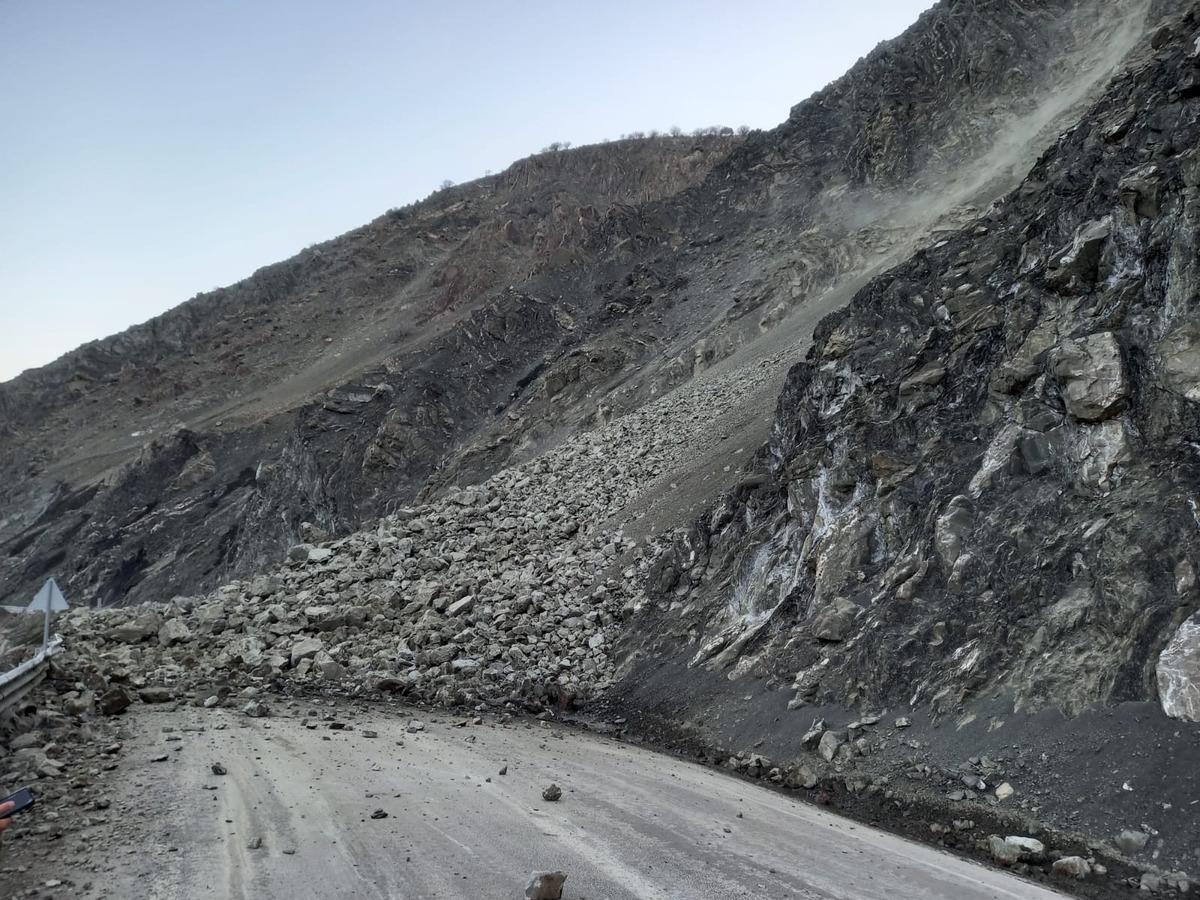 Van - Y&uuml;ksekova karayolunda heyelan