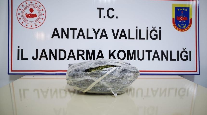 Otob&uuml;sle uyuşturucu ticareti jandarmaya takıldı