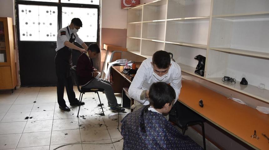 Jandarma &ouml;ğrencileri tıraş etti