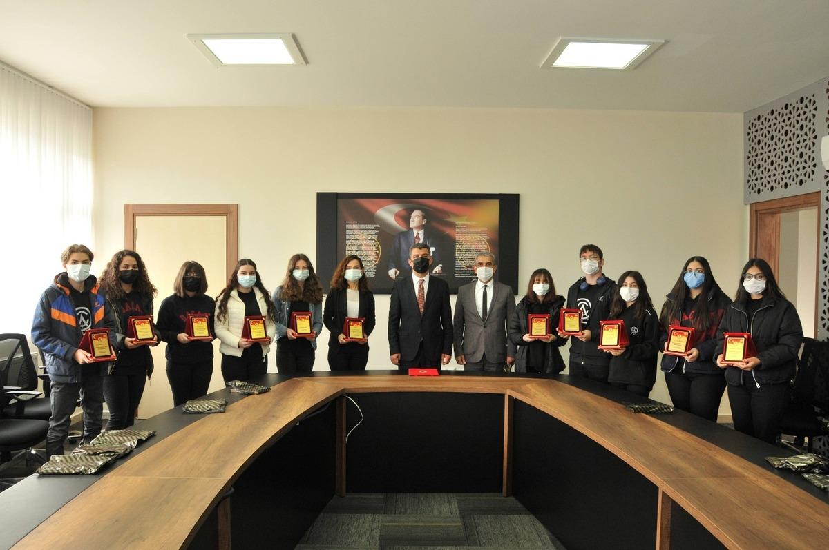 Denizlili &ouml;ğrenciler Avrupa&rsquo;da en iyi proje &ouml;d&uuml;l&uuml;n&uuml; aldı