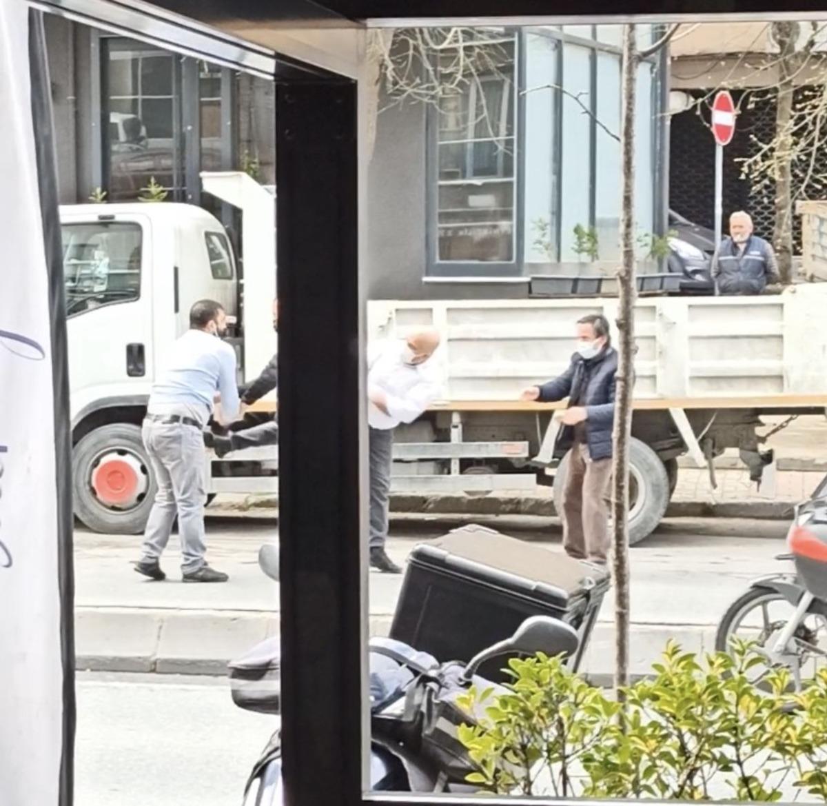 (&Ouml;zel) İstanbul&rsquo;un g&ouml;beğinde taksici dehşeti kamerada