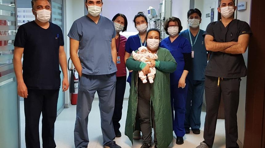 Bir kilo olarak d&uuml;nyaya geldi, sağlığına kavuştu, taburcu oldu