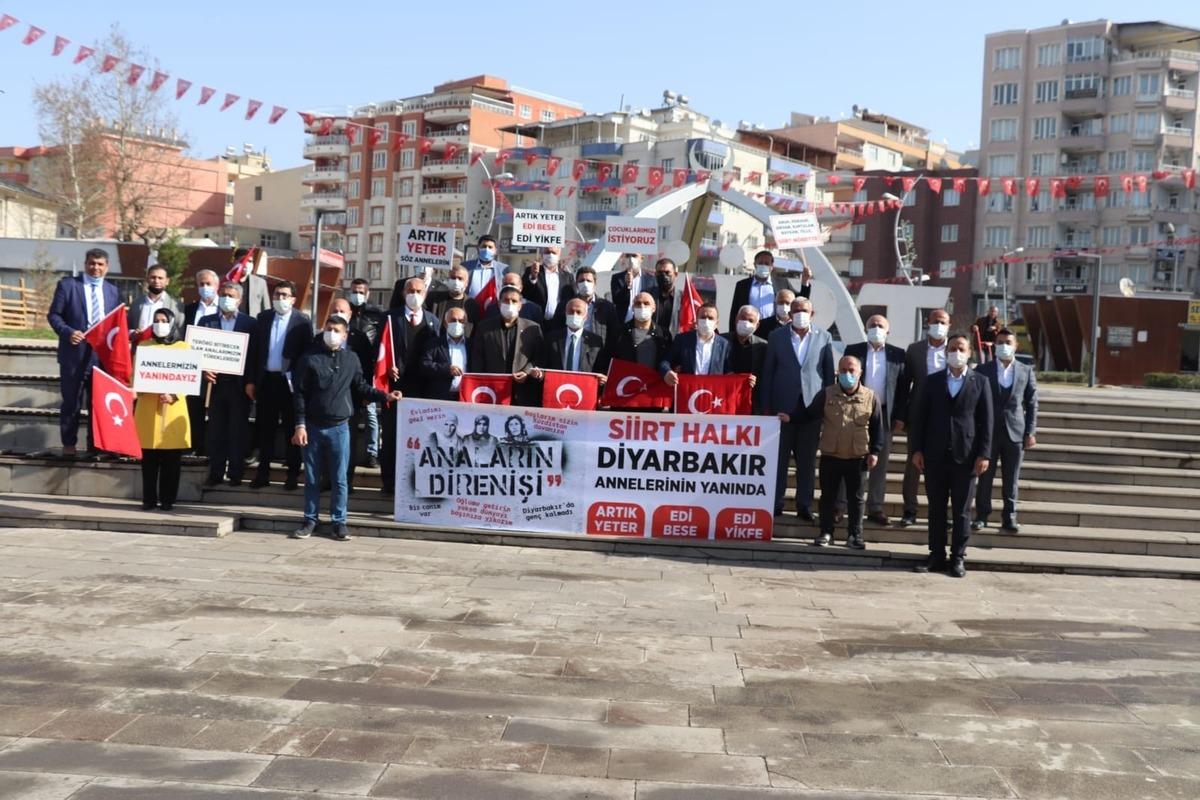 Diyarbakır annelerine destek i&ccedil;in Siirt&rsquo;ten yola &ccedil;ıktılar