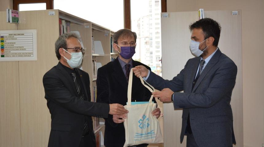 Kitap kurdu &ouml;rnek &ouml;ğretmen bir yılda 109 kitap okudu