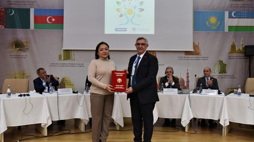 Rekt&ouml;r Ceylan, Kırgız Parlamentosu tarafından şeref belgesi ile taltif edildi