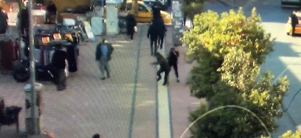 Cadde ortasında kadına dehşeti yaşattı, zorla girdiği evde saklanmaya &ccedil;alıştı