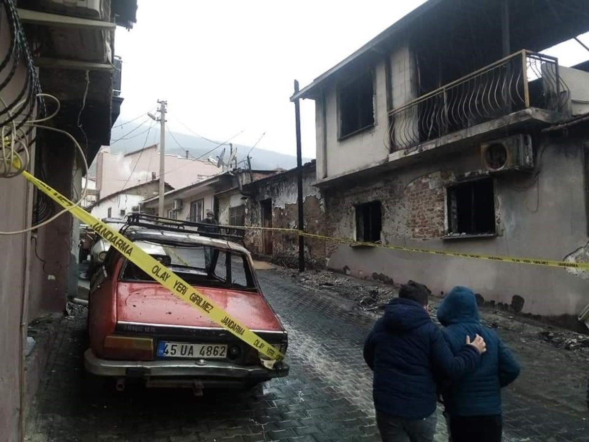 Manisa&rsquo;da &ccedil;ıkan yangında 5 ev hasar g&ouml;rd&uuml;