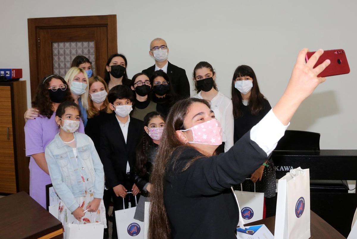 Rekt&ouml;r &Ouml;zkan  &ouml;d&uuml;ll&uuml; konservatuvar &ouml;ğrencilerini ağırladı