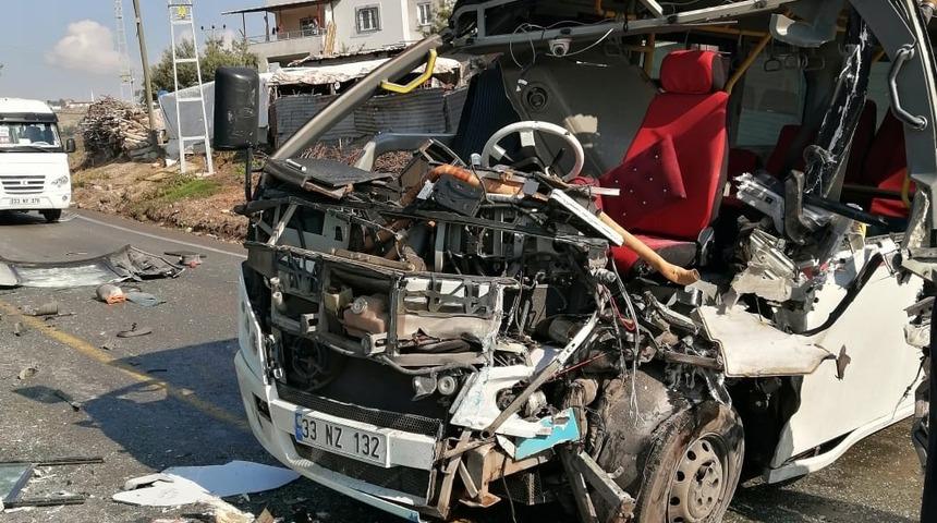 Otob&uuml;s ile minib&uuml;s &ccedil;arpıştı: 4 yaralı