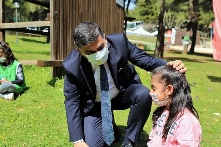 Başkan Fadıloğlu, anne ve çocuklarla doğada kitap okudu G1