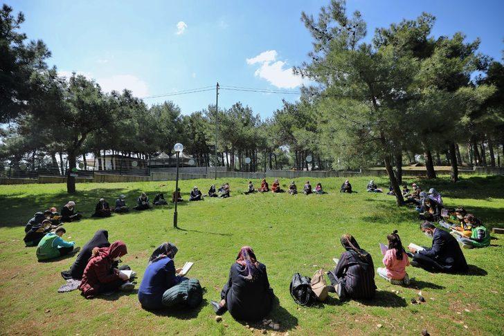 Başkan Fadıloğlu, anne ve çocuklarla doğada kitap okudu G2